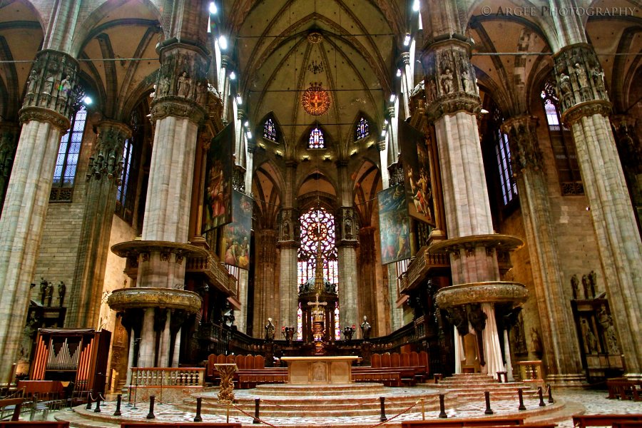 Внутри кафедрального собора Дуомо в Милане